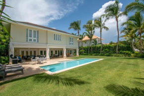 Luxury golf-front villa with golf cart, close to the beach in exclusive resort
